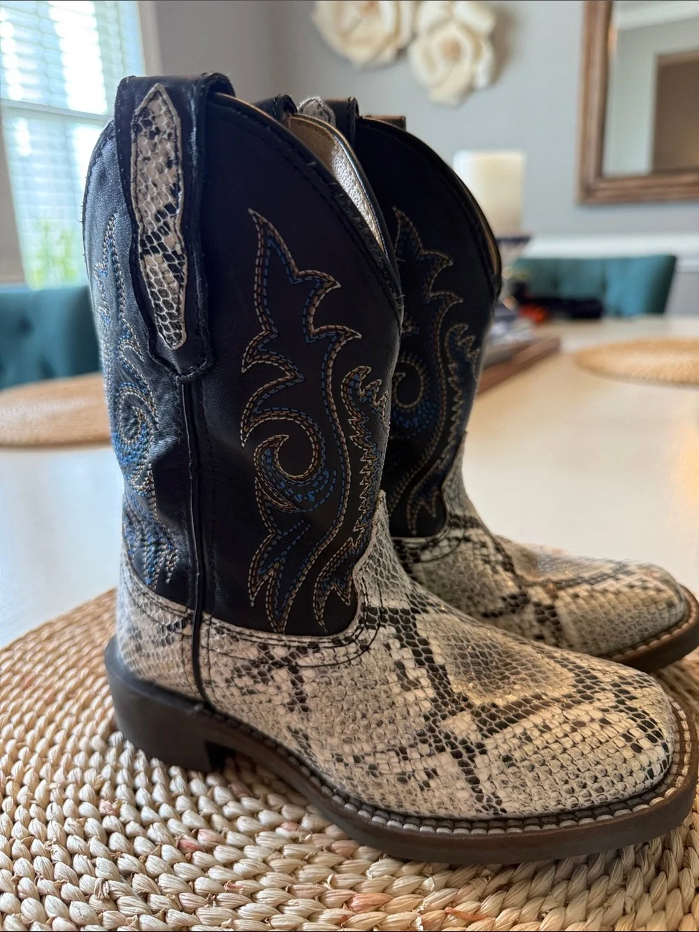 Smoky Mountain size 11 Kids Snake-Print Western Boots in Black and Cream EUC